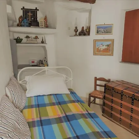 Margarita, Cycladic Cottage, Tinos * Platiá