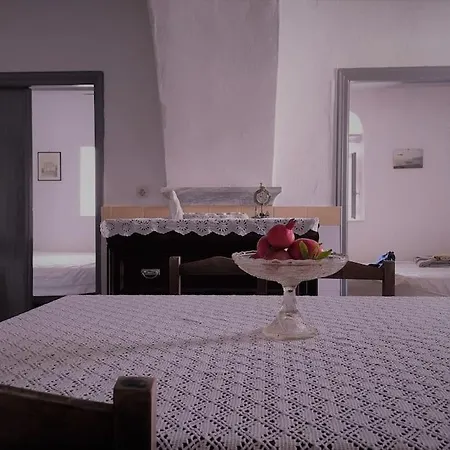 Margarita, Cycladic Cottage, Tinos * Platiá