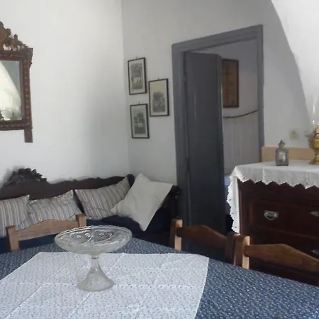 Margarita, Cycladic Cottage, Tinos * Platiá